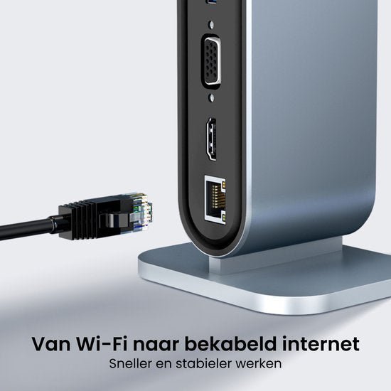 Zwarte netwerkkabel die wordt aangesloten op een zilverkleurige internetadapter met meerdere poorten