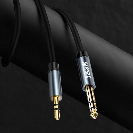 zwarte audiokabel met twee metalen stekkers, een 3,5 mm en een 6,35 mm plug van AdroitGoods