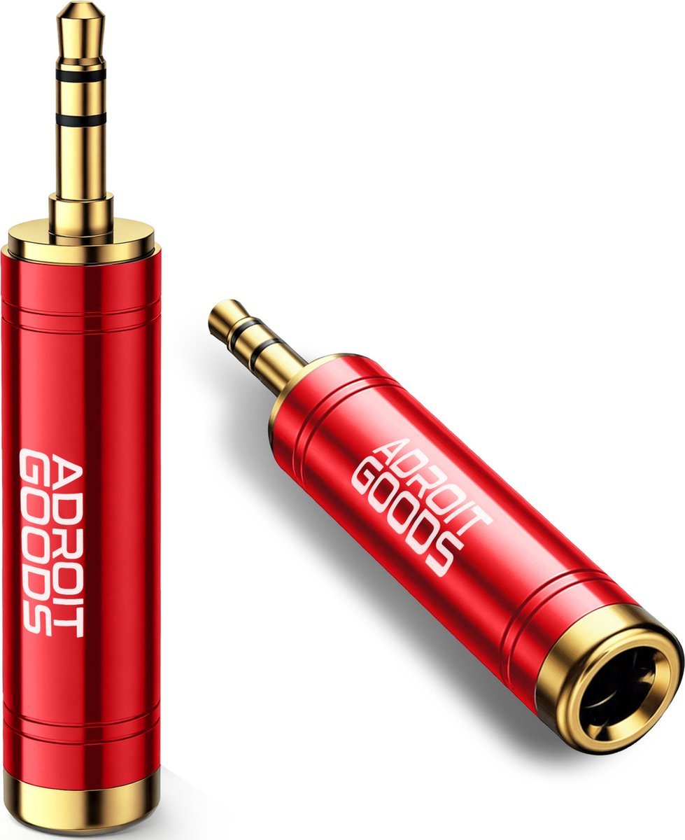 rood metalen audioadapter met goudkleurige connectoren en wit AdroitGoods logo