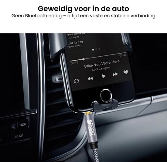 Smartphone in autohouder verbonden met kabel van AdroitGoods voor stabiele verbinding