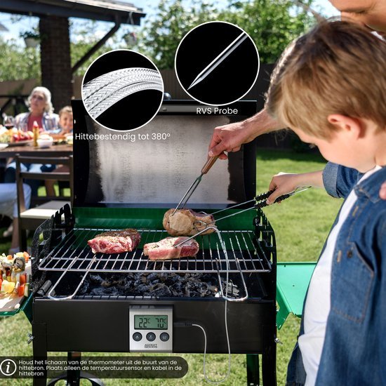 Man en kind grillen vlees op een buitenbarbecue met een digitale thermometer en hittebestendige roosters