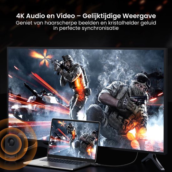 Beeld van 4K actiegame met soldaten, vuurwapens en explosies op scherm en laptop.