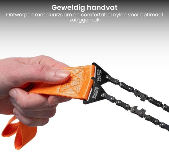 Hand houdt oranje nylon handvat met metalen ketting voor zagen met comfortabel ontwerp