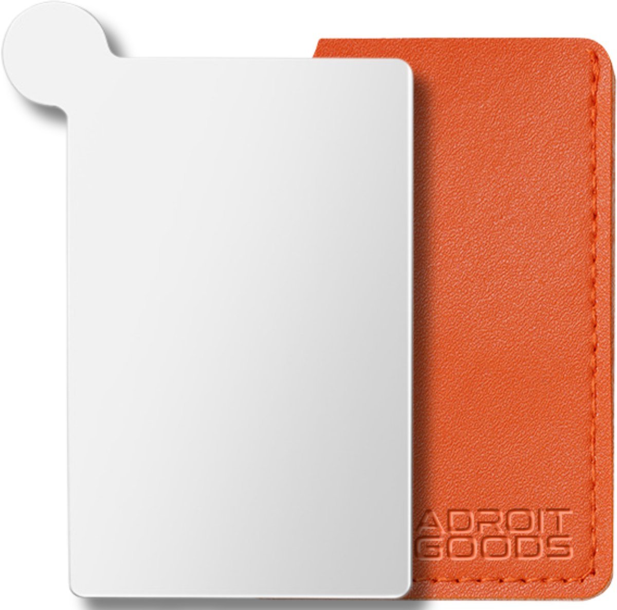 wit metalen kaartje met ronde uitsparing en oranje leren houder met reliëftekst