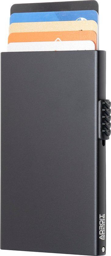 slanke zwarte metalen kaarthouder met vijf verschillende kaarten erin geschoven