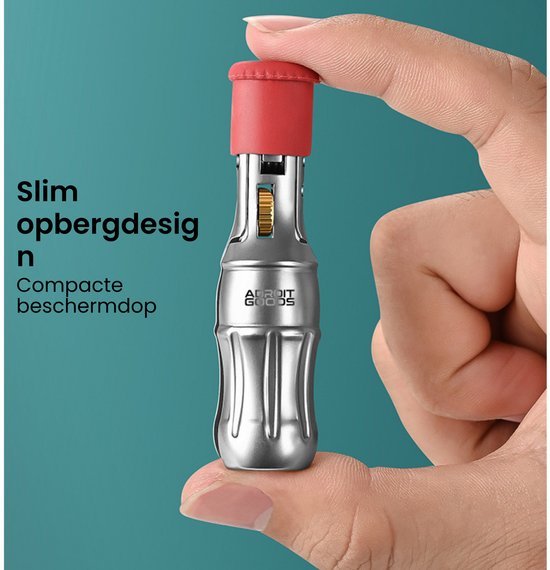 Hand houdt een klein zilverachtig metalen apparaat met rode beschermdop vast tegen groene achtergrond.