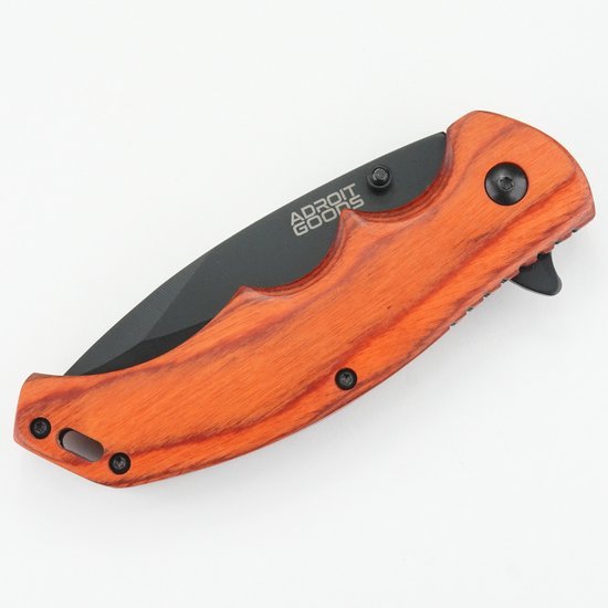 Opgevouwen zakmes met zwart lemmet en oranje houten handvat met merknaam Adroit Goods