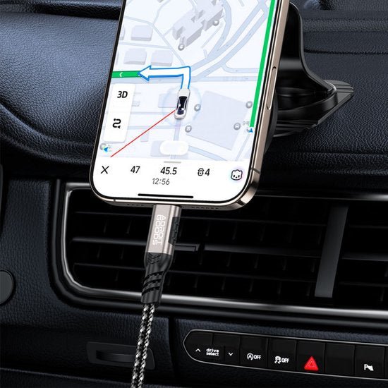 Smartphone met navigatie verbonden via een gevlochten oplaadkabel in autoventielpaneel