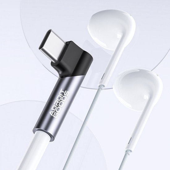 Close-up van witte oordopjes met zwarte USB-C connector met AdroitGoods logo