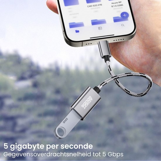 Hand die smartphone vasthoudt met verbonden metalen USB-stick en gevlochten kabel