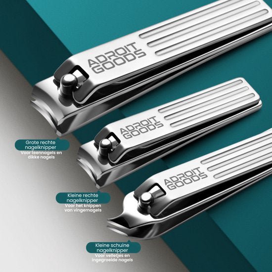Drie roestvrijstalen nagelknippers van AdroitGoods in verschillende maten en vormen op blauwe achtergrond