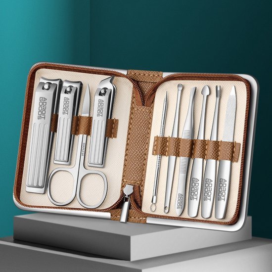 Manicure set met diverse roestvrijstalen gereedschappen netjes gerangschikt in een opbergetui