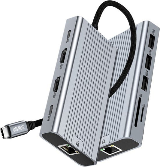 Twee zilveren USB-C hubs met meerdere poorten en een zwart gevlochten kabeltje