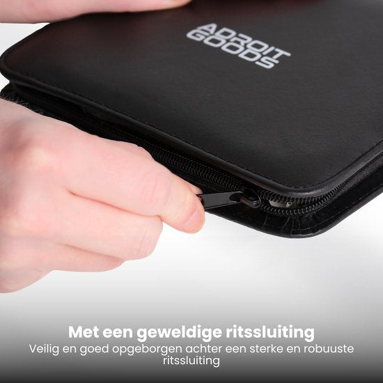 Hand die een zwarte ritssluiting opent van een hoes met Adroit Goods logo in close-upzicht