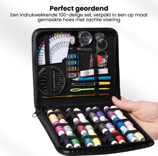 Opgevouwen naaikit met kleurrijke garens, naalden, meetlint en accessoires, keurig georganiseerd.