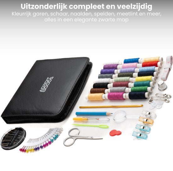 Zwarte opbergmap met garen, schaar, naalden, spelden, meetlint en andere naaibenodigdheden.
