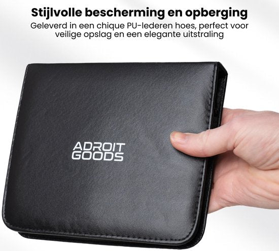 Hand houdt stijlvolle zwarte PU-lederen hoes met witte tekst Adroit Goods erop