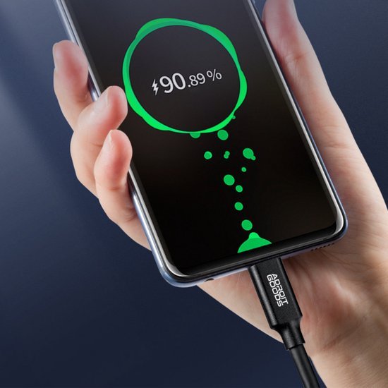 Hand houdt smartphone vast met groene oplaadindicator en zwart AdroitGoods kabeltje