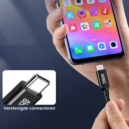 Hand die een smartphone met kleurrijk scherm vasthoudt en een USB-C kabel met versterkte connector aansluit