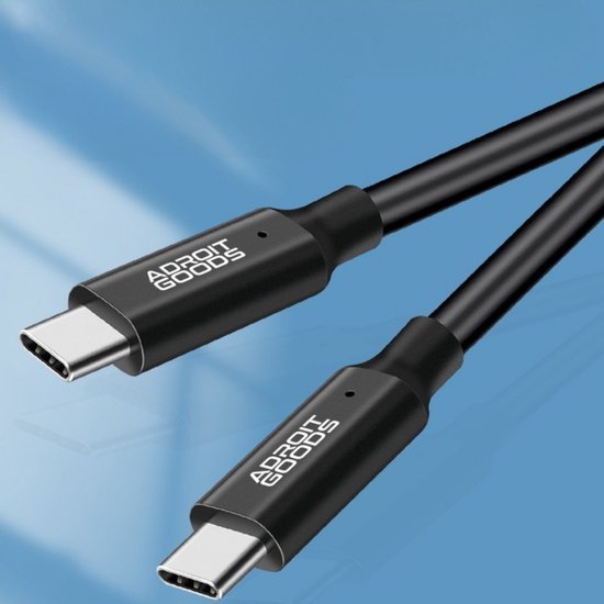 Twee zwarte USB-C kabels met AdroitGoods branding op een blauwe achtergrond
