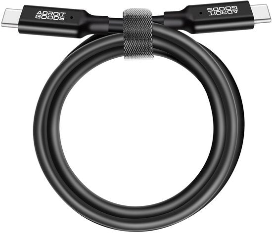 Zwarte USB-C naar USB-C kabel met metalen klittenband en AdroitGoods logo's op de connectors
