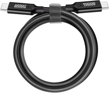 Zwarte USB-C naar USB-C kabel met metalen klittenband en AdroitGoods logo's op de connectors