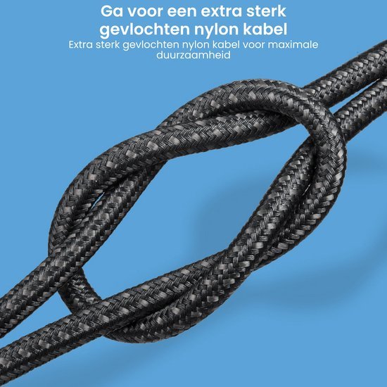 Dik zwart gevlochten nylon kabel in knoop tegen blauwe achtergrond voor duurzaamheid