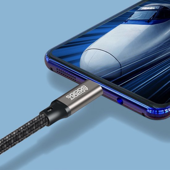 Slimme geweven laadkabel aangesloten op smartphone met blauwe achtergrond en treinbeeldscherm