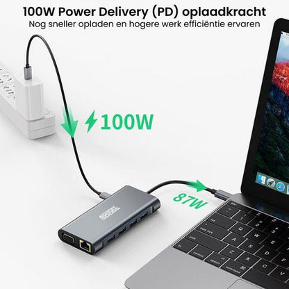 USB-C hub met meerdere poorten aangesloten op laptop en stroomadapter voor snel opladen