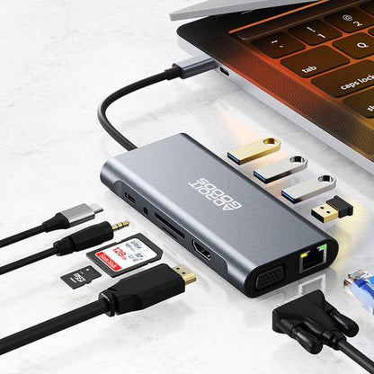 grijze USB-C hub met meerdere poorten aangesloten op een laptop en diverse kabels en geheugenkaarten