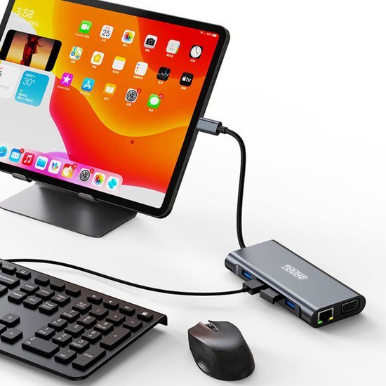 Tablet met toetsenbord en muis aangesloten op een USB-hub met meerdere poorten voor verbindingen