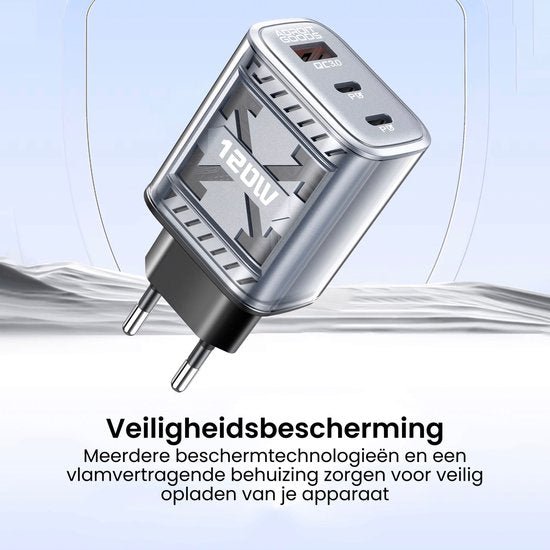 Zilveren oplader met twee usb-poorten en veiligheidsbescherming voor veilig gebruik.