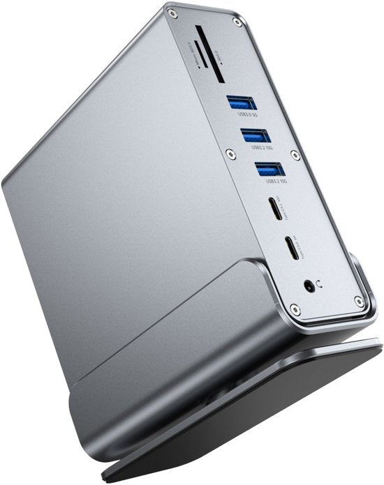 Zilverkleurig dockingstation met drie USB poorten, kaartlezer en audio-aansluiting staand geplaatst