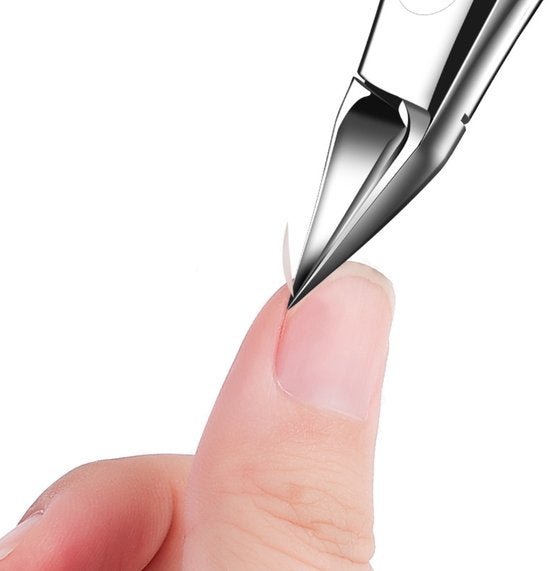 Close-up van een zachte nagelriemknipper die een nagelriem voorzichtig verwijdert.