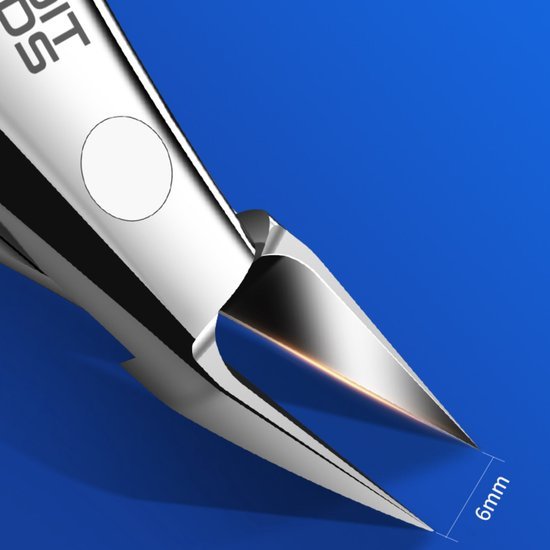 Close-up van een scherp, roestvrijstalen snijblad met een afmeting van 6 mm op blauwe achtergrond