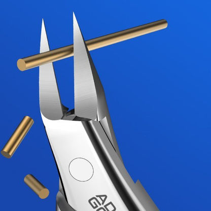 Close-up van een metalen kniptang die een gouden metalen staafje doorknipt op blauwe achtergrond