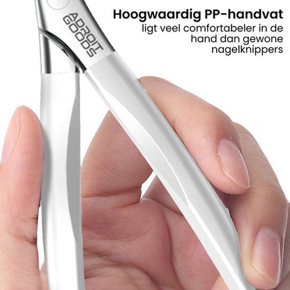 Hand houdt witte nagelknipper met comfortabel PP-handvat van AdroitGoods.