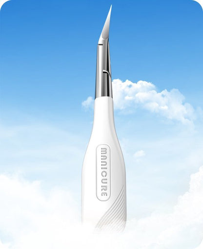 Witte manicure tool met een metalen precisiespit en blauwe luchtachtergrond