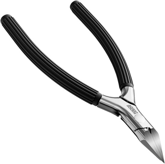 Zilverkleurige tang met zwarte handgrepen en geribbelde structuur voor betere grip