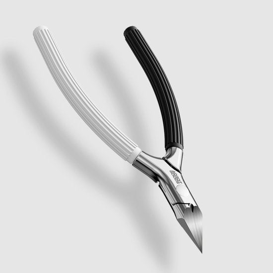 precisie tang met zwart en wit kunststof handvat voor fijne knipwerkzaamheden