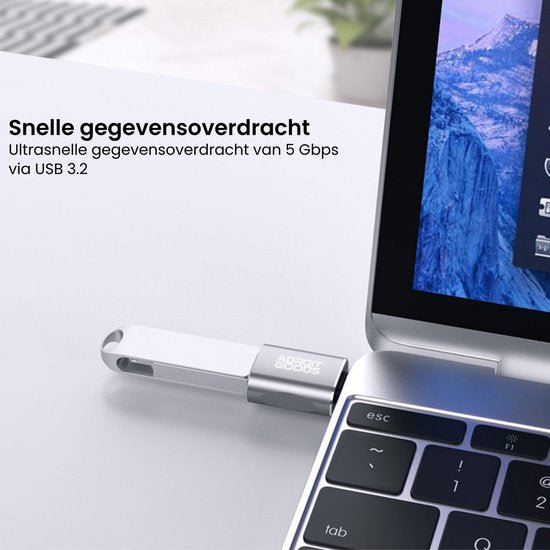 Usb-stick aangesloten op laptop voor ultrasnelle gegevensoverdracht via usb 3.2 aansluiting