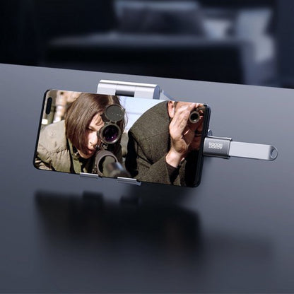 Smartphone op standaard met USB-stick, reflectie toont mensen die door een lens kijken