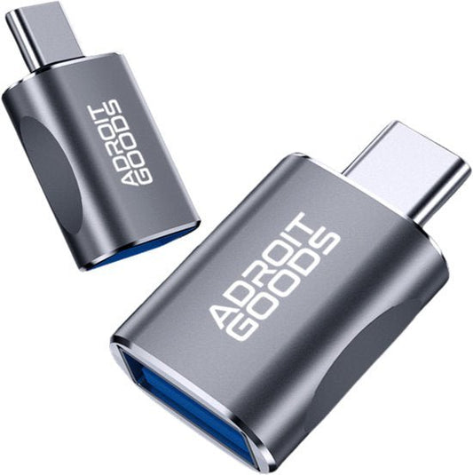 Twee metalen USB-C adapters met blauw USB-aansluiting en merknaam Adroit Goods zichtbaar.