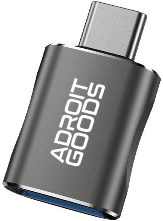compact metalen adapter met usb-c aansluiting en adroit goods logo in grijs zwart