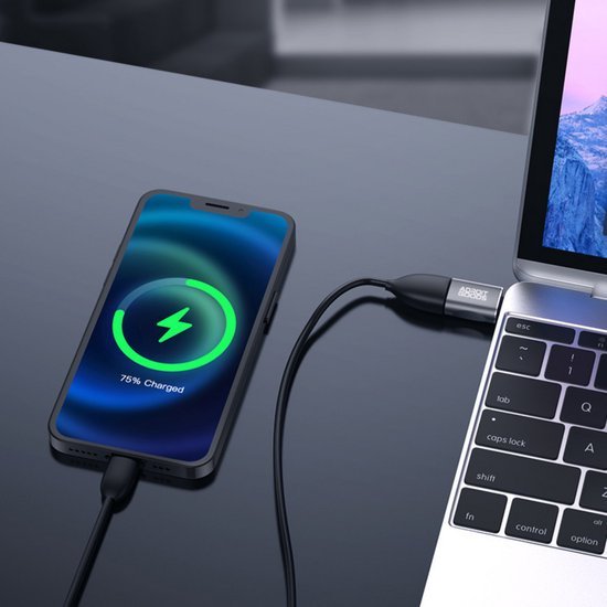 Smartphone die voor 75 procent is opgeladen via een kabel verbonden met een laptop