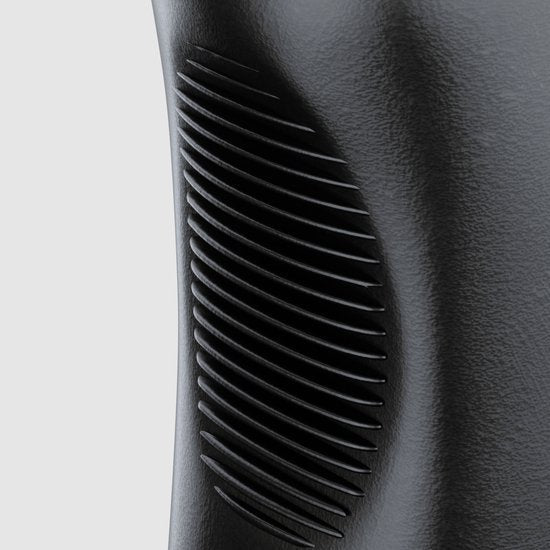 Close-up van een zwart oppervlak met een reeks schuine, geribbelde lijnen voor grip.