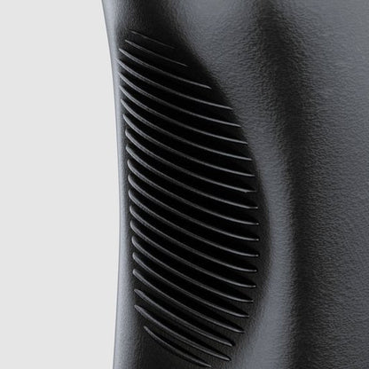 Close-up van een zwart oppervlak met een reeks schuine, geribbelde lijnen voor grip.