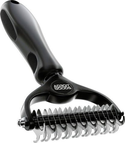 Zwart handvat met roterende metalen kam met gekrulde tanden voor verzorging.