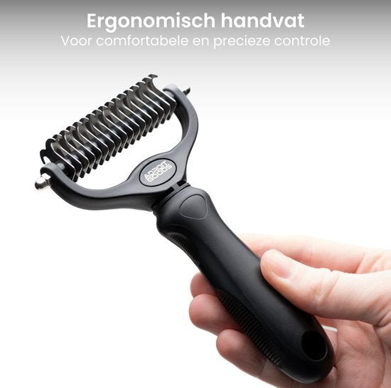 Hand houdt een zwarte ontwarringskam met ergonomisch handvat voor optimale grip
