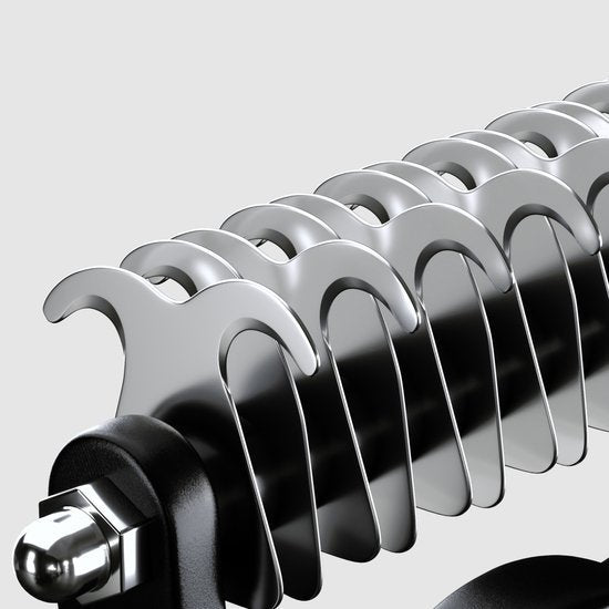 dichtbij beeld van een metalen veer of spiraal met glanzende kromme onderdelen en zwarte basis